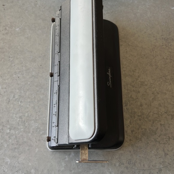 Swingline 3 hole puncher - Picture 2 of 5